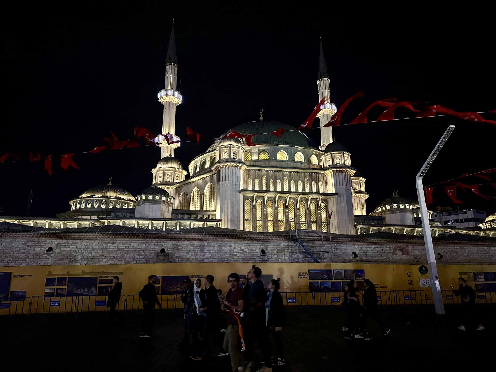 VWとボッシュが自動運転AIで提携｜2026年に一般消費者向け車両への搭載を目指す