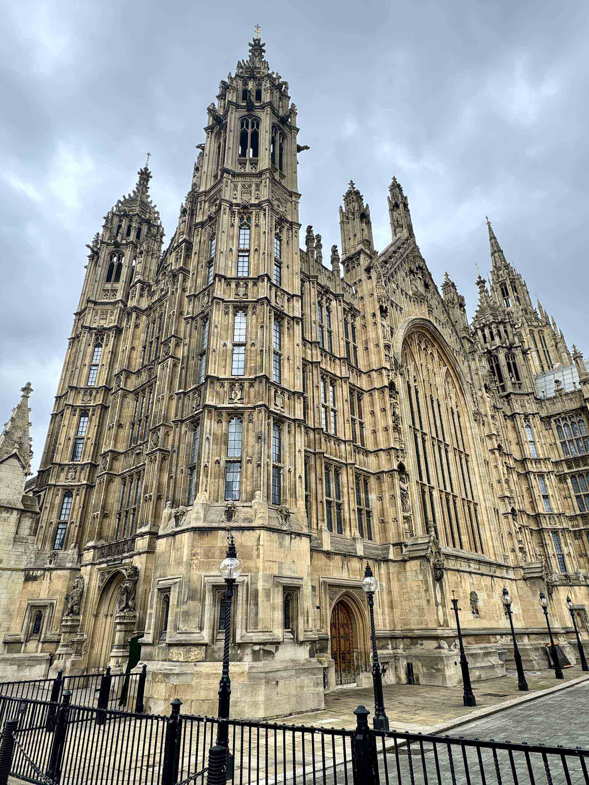 アクティブファンドは本当にダメ？インデックスに勝てない理由と例外